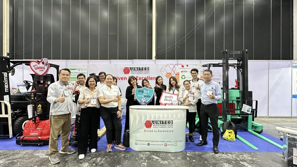 ทีมงานบูธยูไนเต็ดมอเตอร์เวิกส์ ในงาน Logistics Automation Expo 2026 จัดแสดงแฮนด์พาเลทแบรนด์ Unity, รถโฟล์คลิฟท์ไฟฟ้า Maximal, รถยืนขับมิตซูบิชิ และแบตเตอรี่ Lifttop