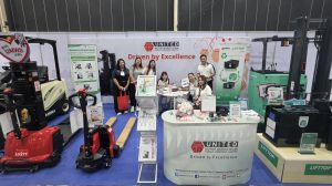 บรรยากาศบูธยูไนเต็ดมอเตอร์เวิกส์ ในงาน Logistics Automation Expo 2026 จัดแสดงรถยกคลังสินค้าแบรนด์ Unity, รถโฟล์คลิฟท์ Maximal, รถโฟล์คลิฟท์ Mitsubishi และแบตเตอรี่ Lifttop พร้อมทีมงานต้อนรับลูกค้า